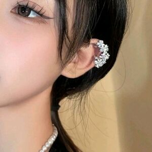 ✨3 FOR $28✨🆕️ SET OF TWO RHINESTONE FLORAL EAR CUFFS / CLIMBER- SILVER-T